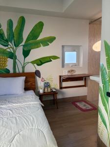 クイニョンにあるThien Hai Homeのベッドルーム1室(壁に植物を植えたベッド1台付)