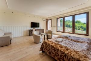 Ένα ή περισσότερα κρεβάτια σε δωμάτιο στο Hubertus Vendégház +25 φωτογραφίες