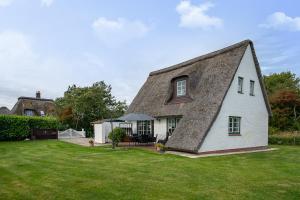 BrösumにあるLille Dröm Reetdachhaus Lille Drömの茅葺き屋根の大白い家