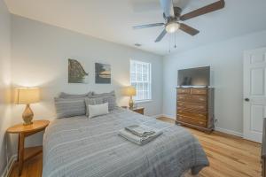 Ένα ή περισσότερα κρεβάτια σε δωμάτιο στο Restful Riverside Residence w Firepit