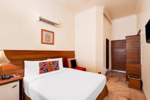 Ένα ή περισσότερα κρεβάτια σε δωμάτιο στο FabHotel The Dayal - 24 kms from Delhi Gate, 5 kms from Agra Fort