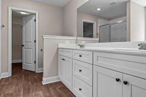 Ένα μπάνιο στο The 54th Cottage Close to Commerce Shopping +21 φωτογραφίες