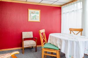 Posezení v ubytování Spacious & Bright 2 Bed Home in Swindon w Parking