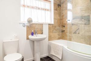 Koupelna v ubytování Spacious & Bright 2 Bed Home in Swindon w Parking