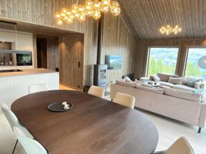 eine Küche und ein Wohnzimmer mit einem Tisch und einer Couch in der Unterkunft Robelia - Sauna, Hot tub - Norefjell ski center in Noresund