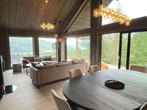 ein Wohnzimmer mit Tisch und Couch in der Unterkunft Robelia - Sauna, Hot tub - Norefjell ski center in Noresund