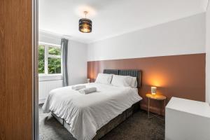 Postel nebo postele na pokoji v ubytování Free secure parking - Substantial Detached 5Bedroom House - Hosted by StaySejour