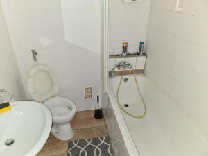 a bathroom with a toilet and a shower and a sink at ein Platz im Etagenbett im Durchgang in Schalke Nähe Arena in Gelsenkirchen +23 photos