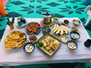 een tafel met veel eten erop bij Art Of Balance in Tamraght Ouzdar