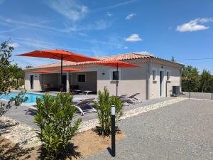 Πισίνα στο ή κοντά στο Villa Floria Neuve avec Piscine Privée Chauffée en Sud Ardèche