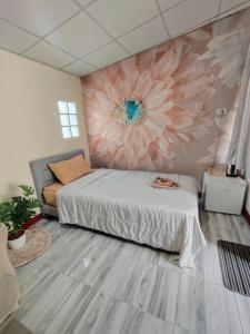 LanguにあるMaidok Homestay 03のベッドルーム1室(花の壁画が壁に施されたベッド1台付)
