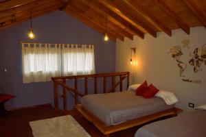 una camera da letto con due letti e una finestra di Cabaña La Marilena, para 2 huespedes con desayuno a El Calafate