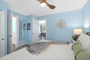 a bedroom with blue walls and a bed at Sea Breeze - Pet Friendly, Located in Siesta Key Village, Steps to Siesta Key Beach! in Bailey Hall