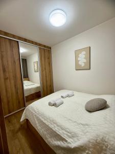 Ένα ή περισσότερα κρεβάτια σε δωμάτιο στο LOFT Apartament I Opole
