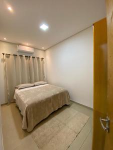 Ένα ή περισσότερα κρεβάτια σε δωμάτιο στο Casa para locação de temporada em Sinop +8 φωτογραφίες