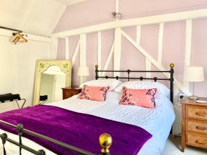 Postel nebo postele na pokoji v ubytování Watts Cottage, Cosy 2 bed, historical home