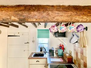 Kuchyň nebo kuchyňský kout v ubytování Watts Cottage, Cosy 2 bed, historical home