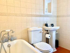 Koupelna v ubytování Watts Cottage, Cosy 2 bed, historical home + 22 fotografií