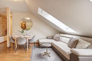Χώρος καθιστικού στο Domillion New 2bdr Old Town Amber apt Z1B5