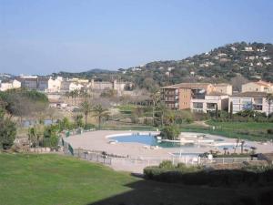 Blick auf einen Pool in einem Resort in der Unterkunft Golfe de saint-tropez a 50 m de la plage in Gassin + 9 Fotos