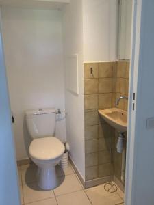 ein Badezimmer mit weißer Toilette und Waschbecken in der Unterkunft Golfe de saint-tropez a 50 m de la plage in Gassin