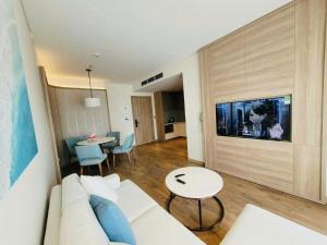 下龙湾à la carte halong bay hotel的客厅里有一张白色的沙发和一张桌子