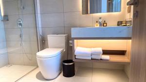 下龙湾à la carte halong bay hotel的浴室里有马桶、洗手池和淋浴。 更多6张照片