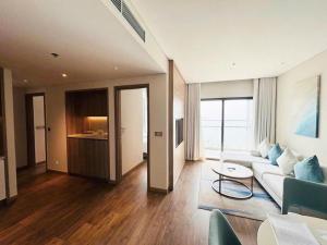 下龙湾à la carte halong bay hotel的客厅里有一张沙发和一张桌子。