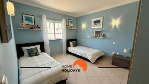 1 dormitorio con 2 camas y 1 habitación con ventana en #343 Villa with Pool & Jacuzzi by Home Holidays, en Vale de Pedras