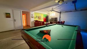Una sala de estar con una mesa de billar en una habitación. en #343 Villa with Pool & Jacuzzi by Home Holidays, en Vale de Pedras 37 fotos más
