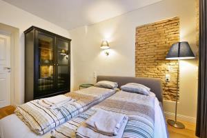 Un pat sau paturi într-o cameră la Domillion old town duplex 14ppl free parking L4D