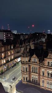 ロンドンにあるIdeal location Central London Gem Former Monastery Double Room in Mayfairの夜の街の建物の眺め