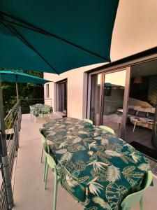 En balkon eller terrasse på Le Combo Calme confort et flexibilité près des thermes