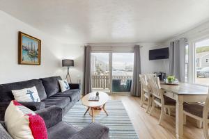 プロビンスタウンにあるBay Colony Breezeのソファとテーブルのあるリビングルーム