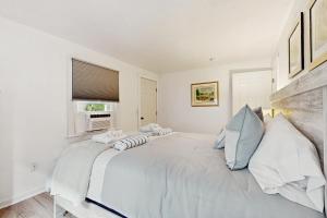 プロビンスタウンにあるBay Colony Breezeの白いベッドルーム(大型ベッド1台、枕付)