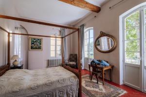 マザンにあるChateau du Jonquierのベッドルーム1室(ベッド1台、鏡、テーブル付) +71枚の写真