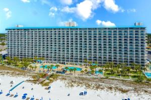 une vue aérienne d'un complexe hôtelier avec plage dans l'établissement Summit 505 Beach Resort Condo - Balcony Best View, à Panama City Beach