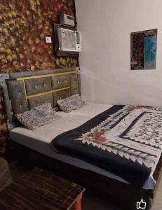 una cama sentada en una habitación con en shree mangal palace, en Jāmb