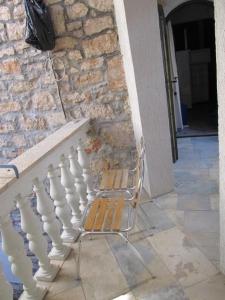 a metal chair sitting next to a stone staircase at Lieber Himell 1 in Betina