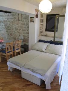 a bedroom with a bed and a dining table at Lieber Himell 1 in Betina