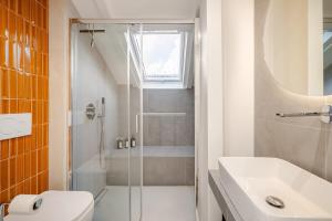 een badkamer met douche, toilet en wastafel bij La Mansarda di Via Niella in Savona +17 foto's