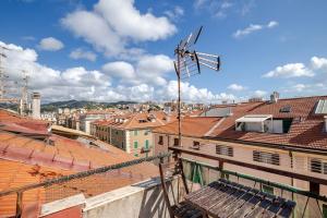 een uitzicht op een stad vanaf het dak van een gebouw bij La Mansarda di Via Niella in Savona