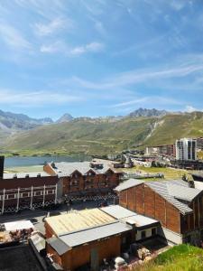 a view of a city with mountains in the background at Tignes 2100 - Les Flocons - Vue panoramique in Tignes