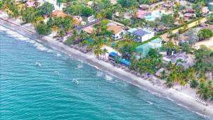 una vista aérea de una playa con palmeras en Hotel Camino Verde, en Tolú