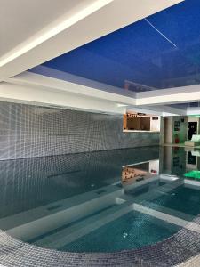 a large swimming pool in a building at Velvet Studio Zoned Kopaonik in Kopaonik