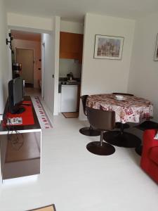 un soggiorno con un tavolo e una cucina di Casa Preziosa Cielo Alto a Breuil-Cervinia