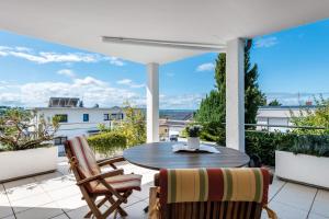 un patio avec une table et des chaises sur un balcon dans l'établissement Die Ferienwohnung, à Bad Bellingen