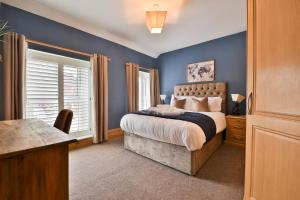 En eller flere senge i et værelse på The Family Nest – Swansea 4 Bedroom Retreat