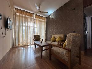 TV a/nebo společenská místnost v ubytování Trayaksh Homestay - Lachit Nagar -3 BHK