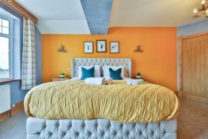 En eller flere senge i et værelse på The Family Nest – Swansea 4 Bedroom Retreat